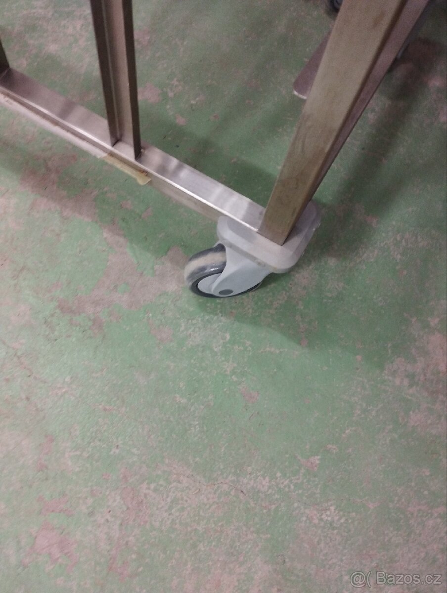 Nerezové poj.vozíky na táci. - 4