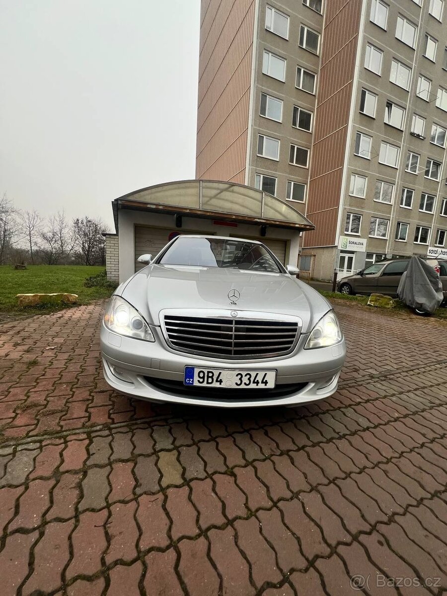 221 Mercedes-Benz - 4