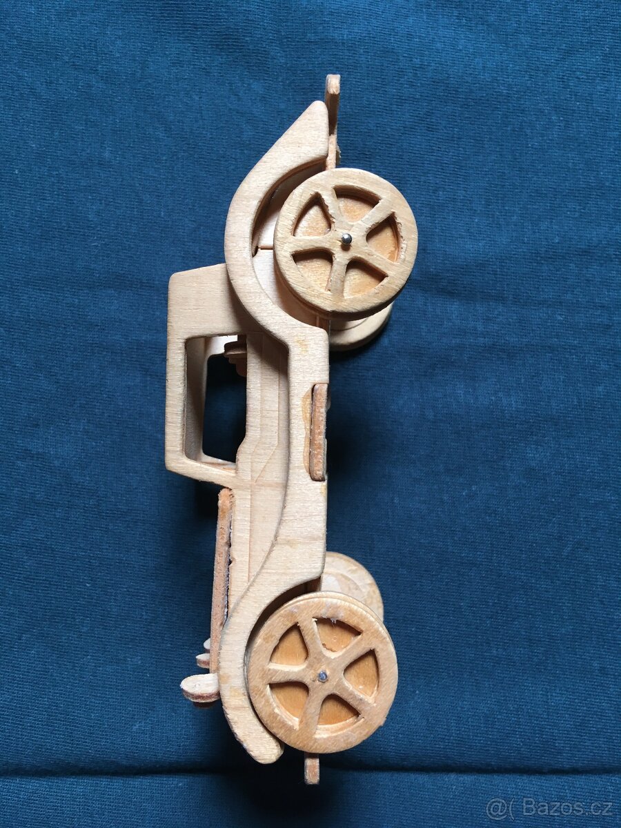 Dřevěný model starého auta - 4