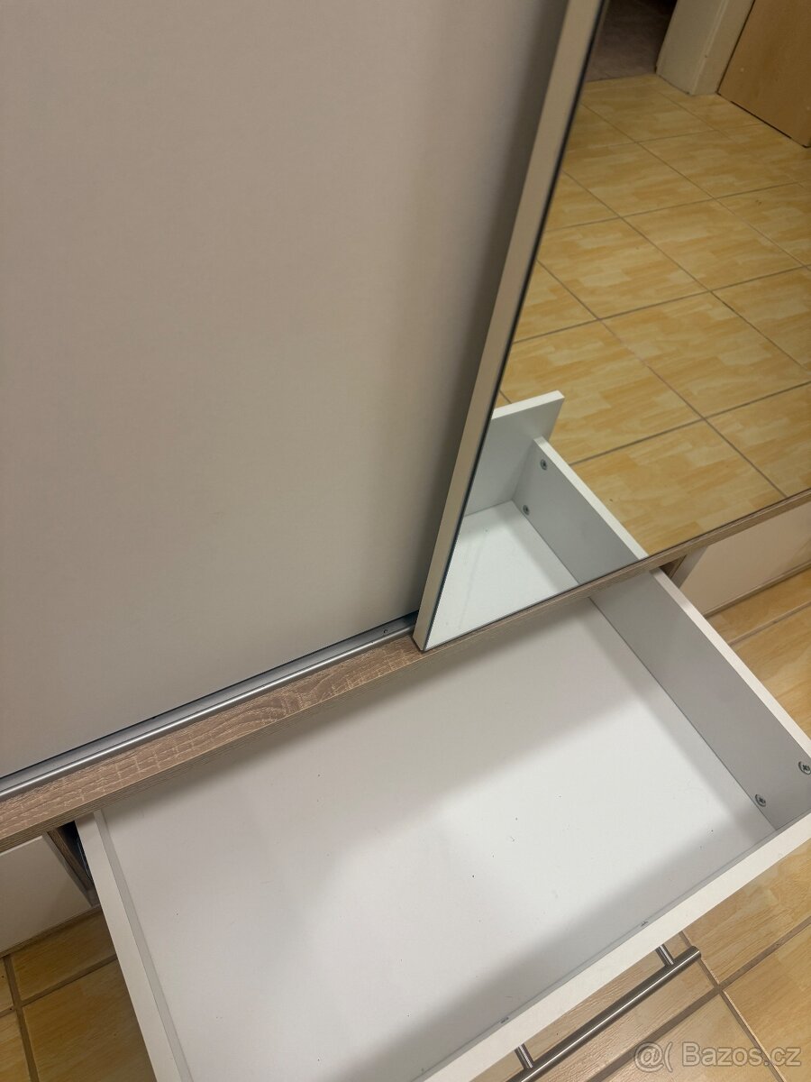 Šatní skříň se zrcadlem - 4