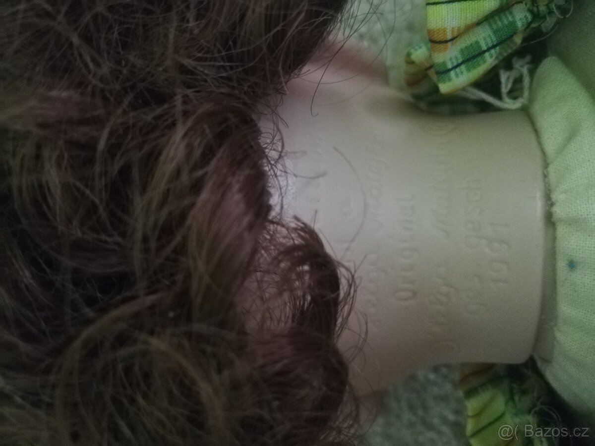 Sedící značená porcelánová panenka - 4