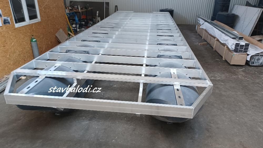 Hausbót si postavte na plastových plovácích - 4