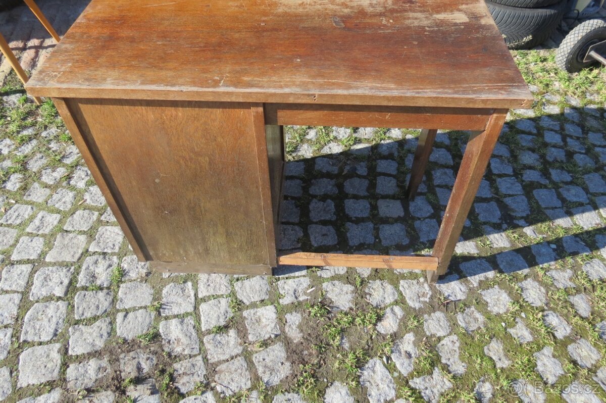 Starý stoleček s roletou - 4
