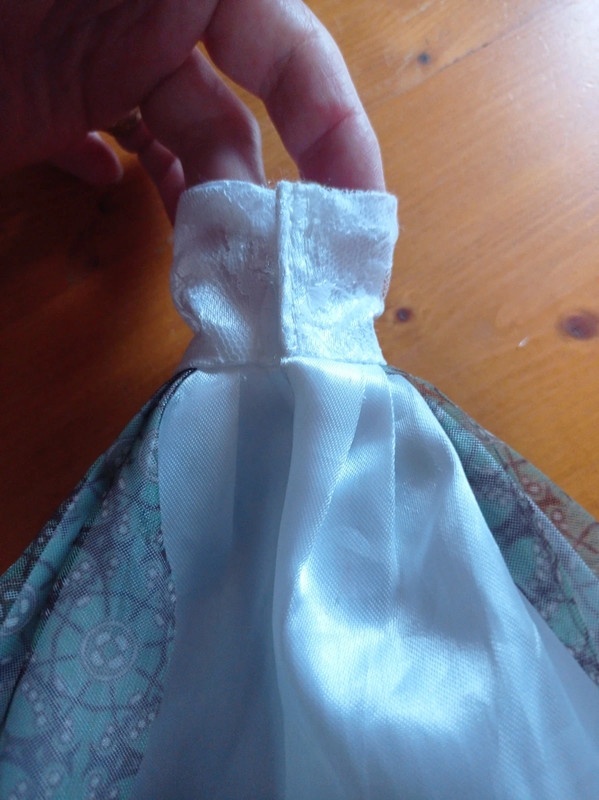 Šatičky pro panenku Barbie - 4