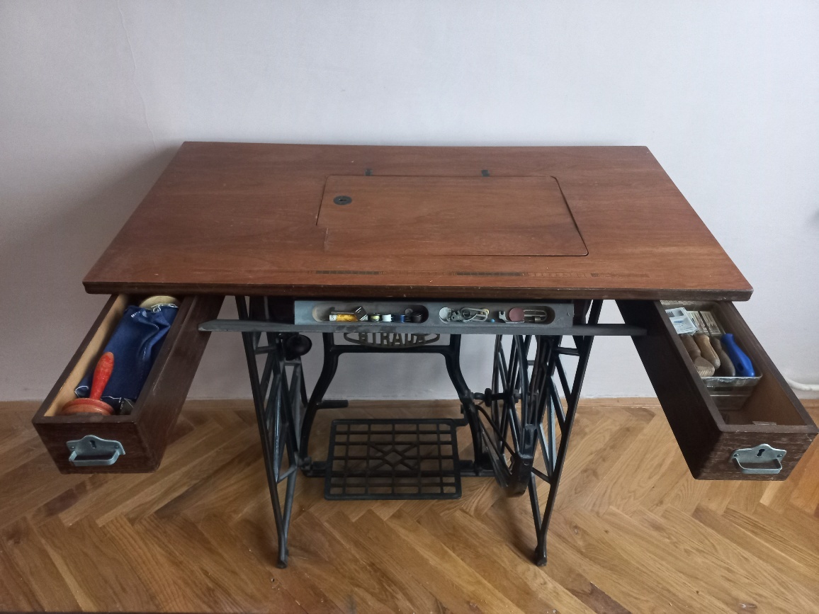 Starý stolový šicí stroj Strada - 4