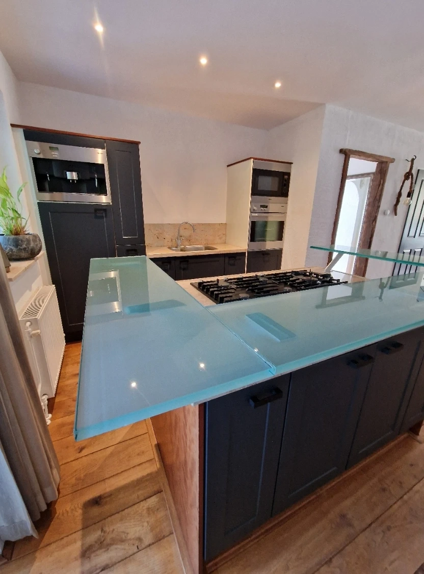 Kuchyně v moderně-venkovském stylu s ostrůvkem - 4