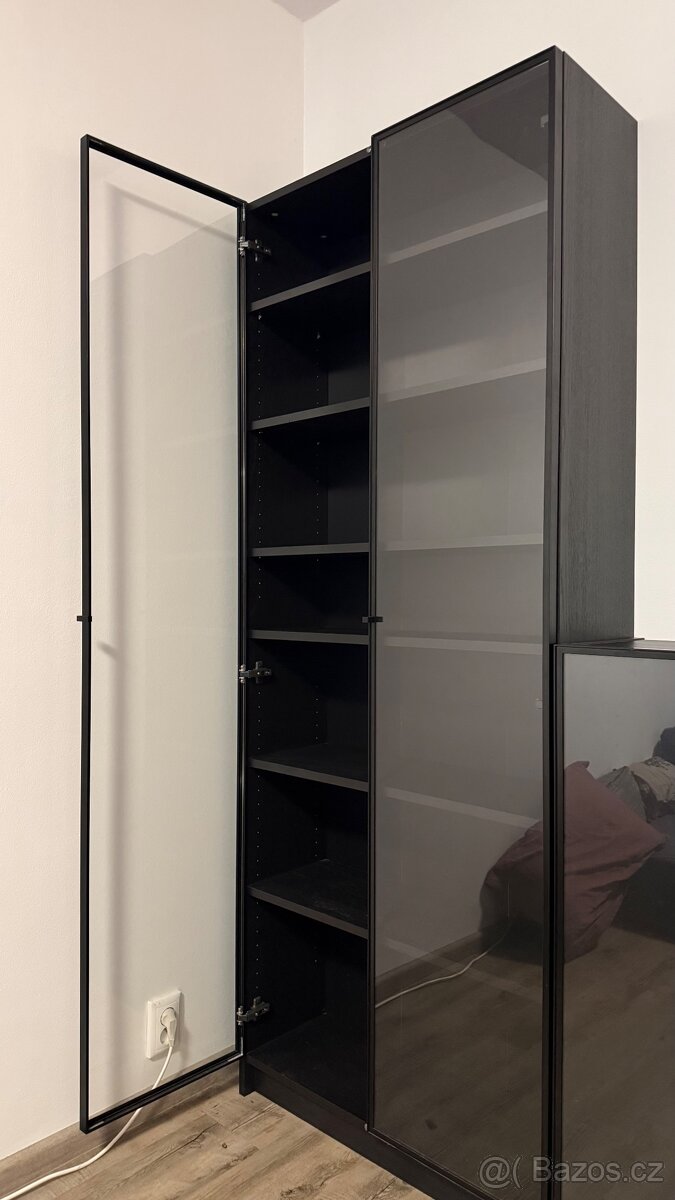 Velká prosklená vitrína – černá, jako nová - 4