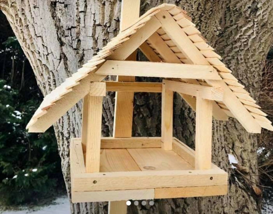 Dřevěné krmítko, ptačí budka, stolička, bedýnka
- 4