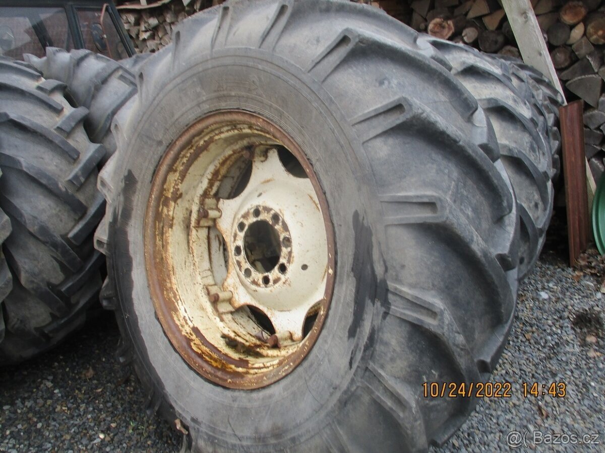 Zadní kola zetor uřI 18.4-30. - 4