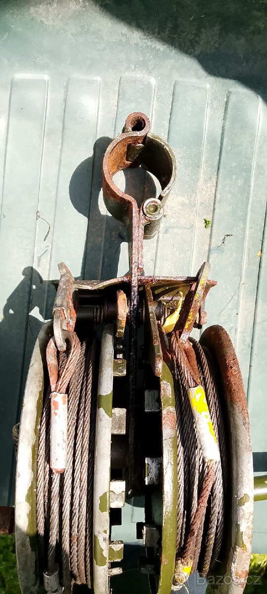 Naviják vojenský dvoukotoučový ruční