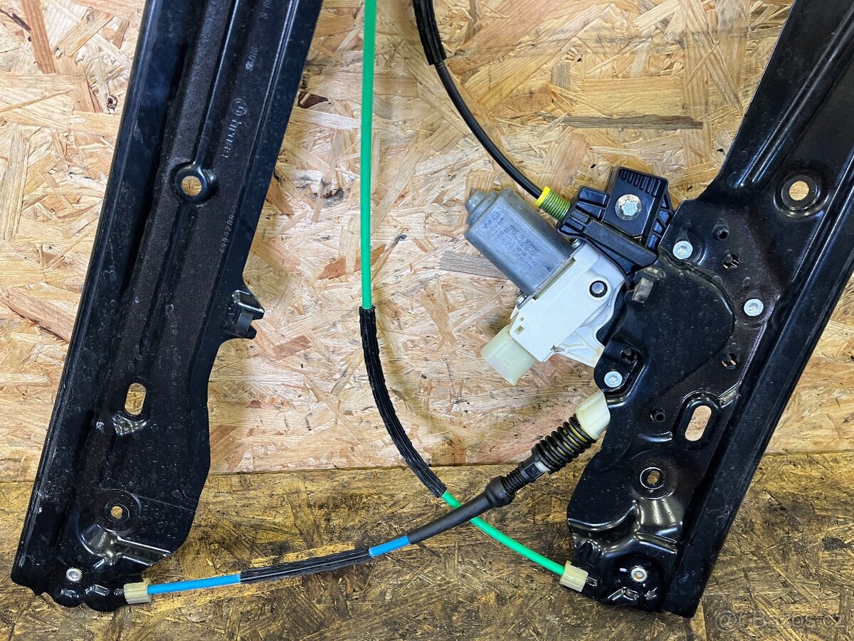 PŘEDNÍ PRAVÁ STAHOVAČKA BMW F11/F10 - 4