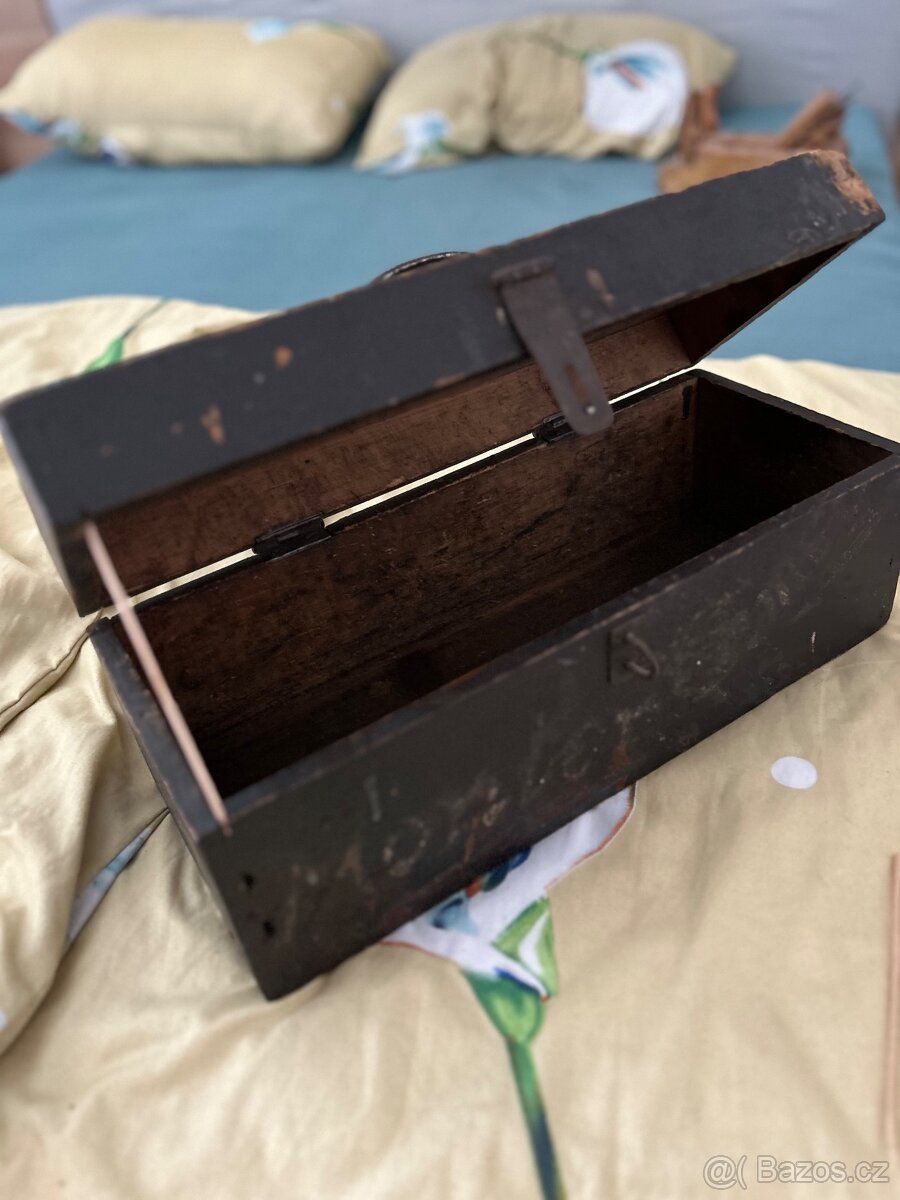 Starý cest.kufr, rozhl.-dratak, dřev. truhlu na nářadí, hobl - 4
