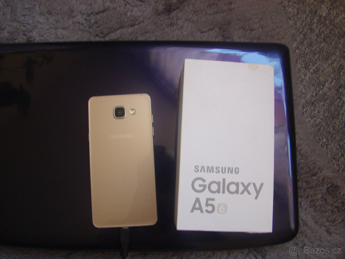 Mobilní telefon Samsung - 4