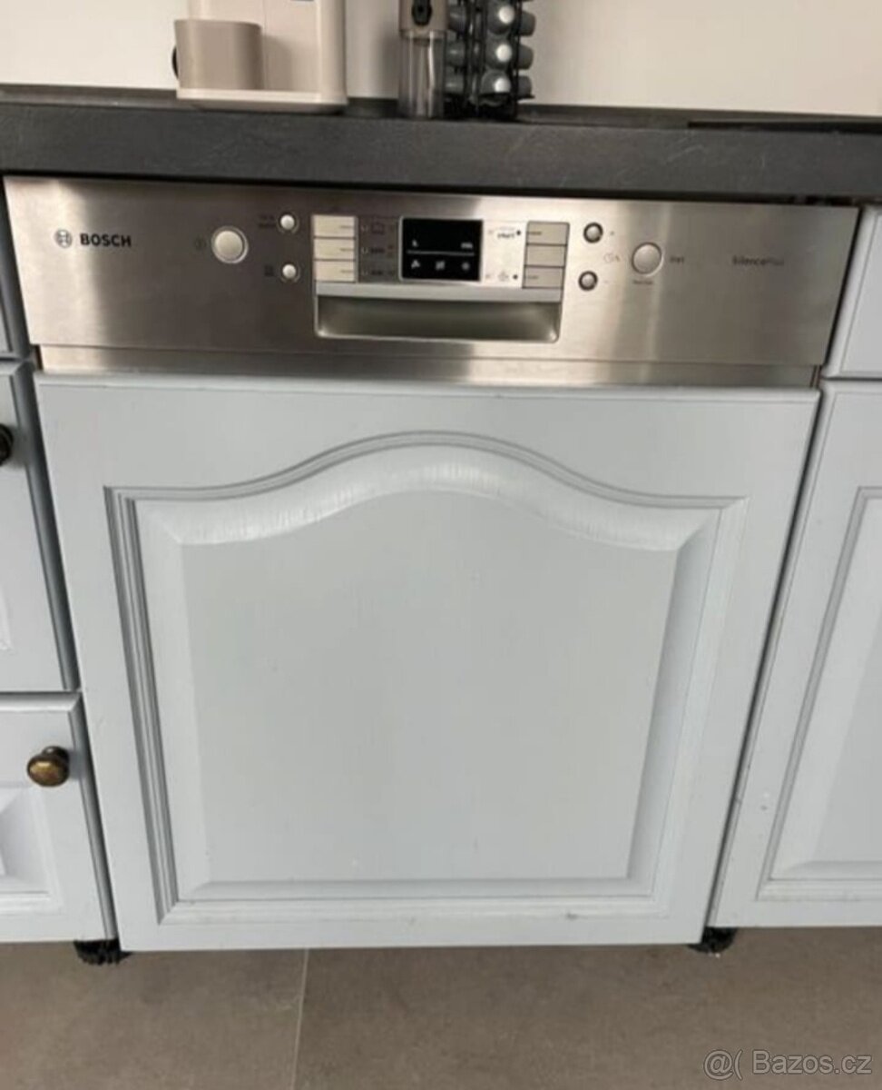 Kuchyňská linka z masivu se zánovními spotřebiči,5612 - 4