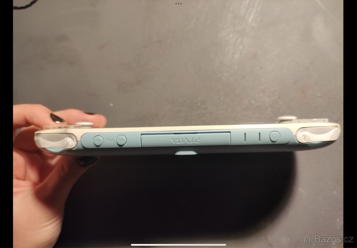 PS Vita 2000 slim - 4