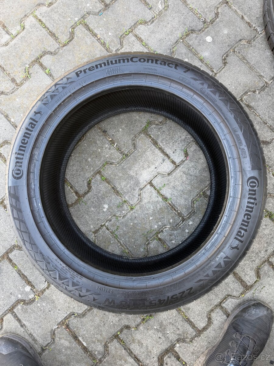 225/45R18 - 4