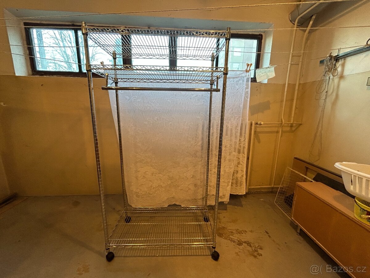 prodám masivní kovový šatní stojan pojízndný - 4