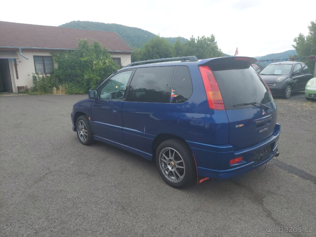 Mitsubishi Space Runner - 4