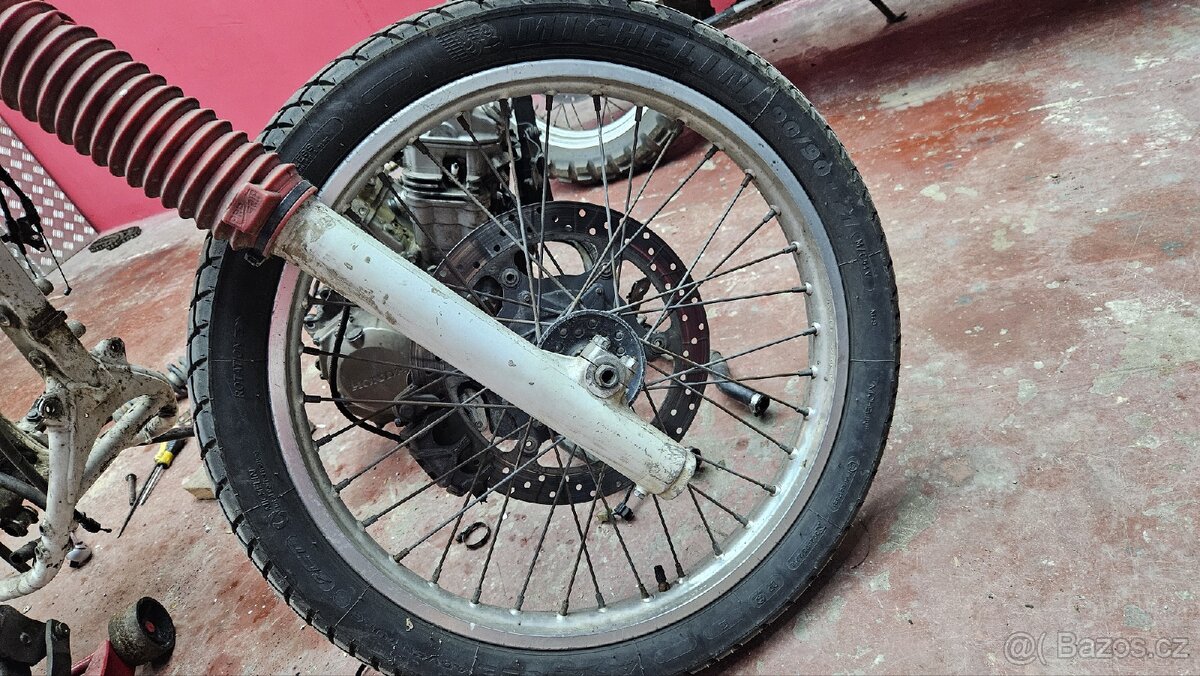 Africa Twin 750 RD04 - 4