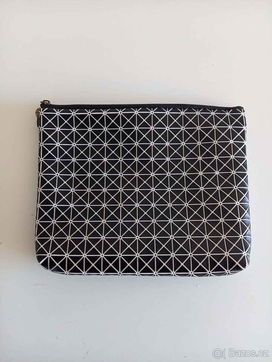 Černá kabelka psaníčko s geometrickým motivem - 4
