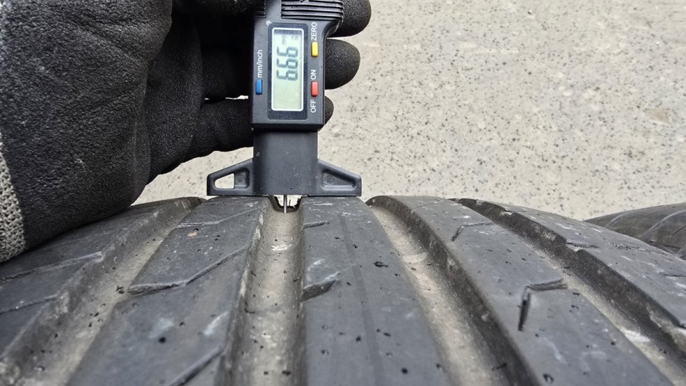 Letní pneu 235/45/18 Maxxis - 4