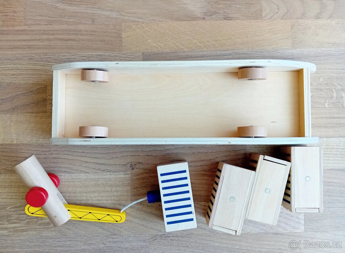 Dřevěná loď, na kolečkách, jeřáb s magnetem, na kontejnerech - 4