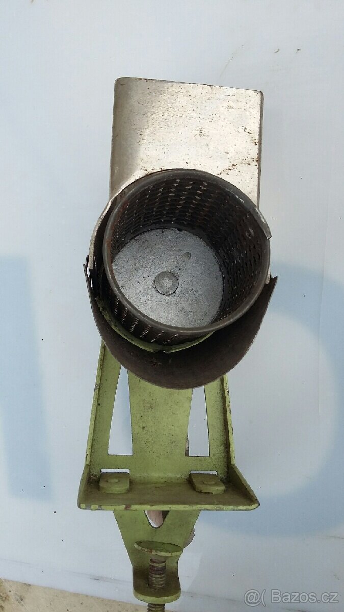 Mašinka na strouhanku 80let stará - 4