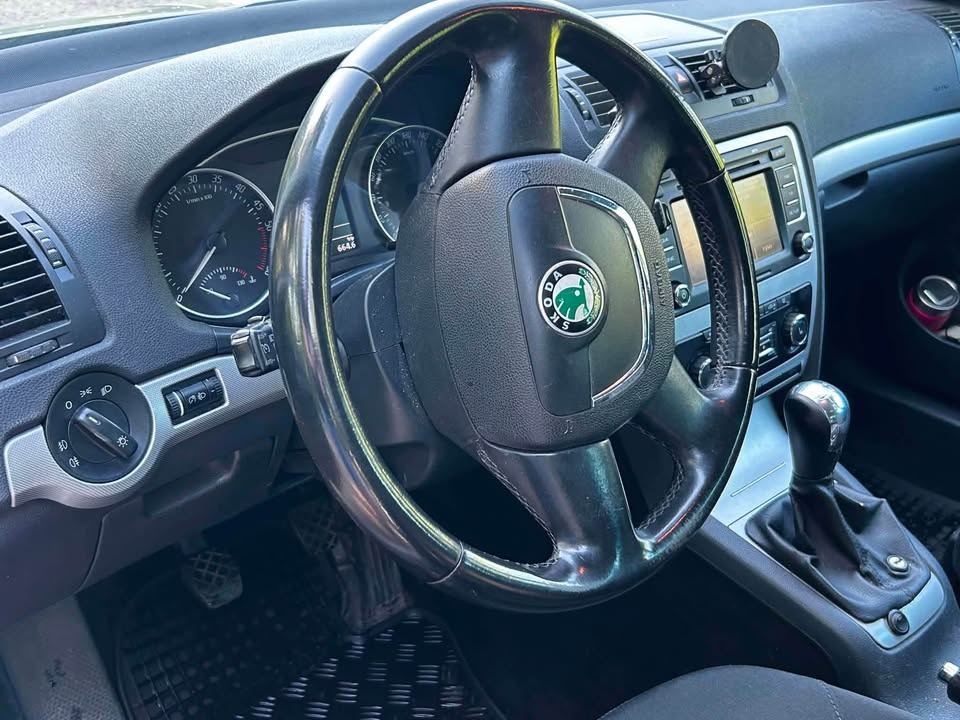 Škoda Octavia 2 1.6 tdi 77kw combi - 4