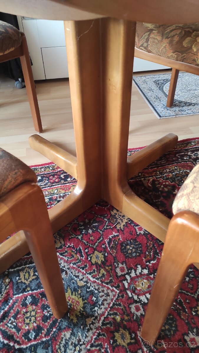 Jidelni stul, kulaty + 4 zidle, vse masiv - 4