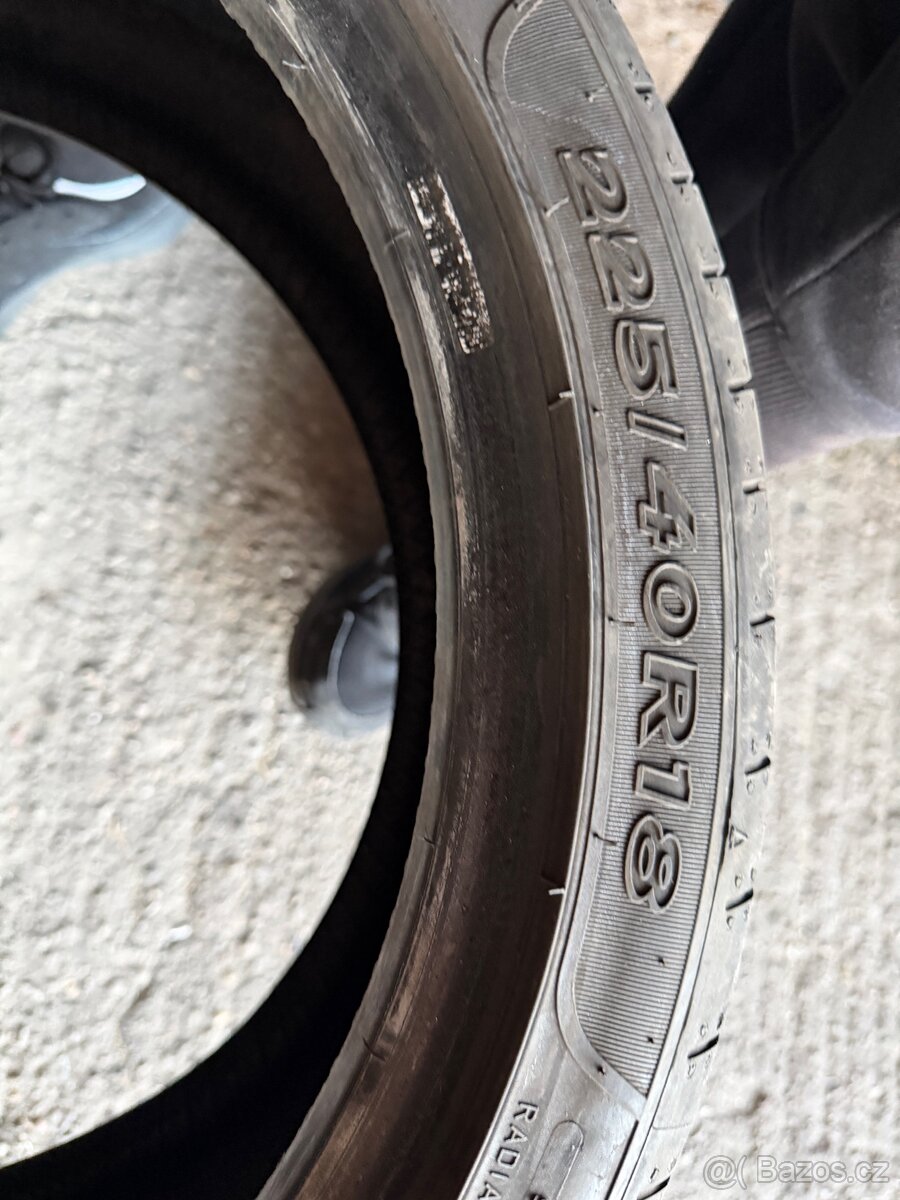 Prodám 225:40/18 letni - 4
