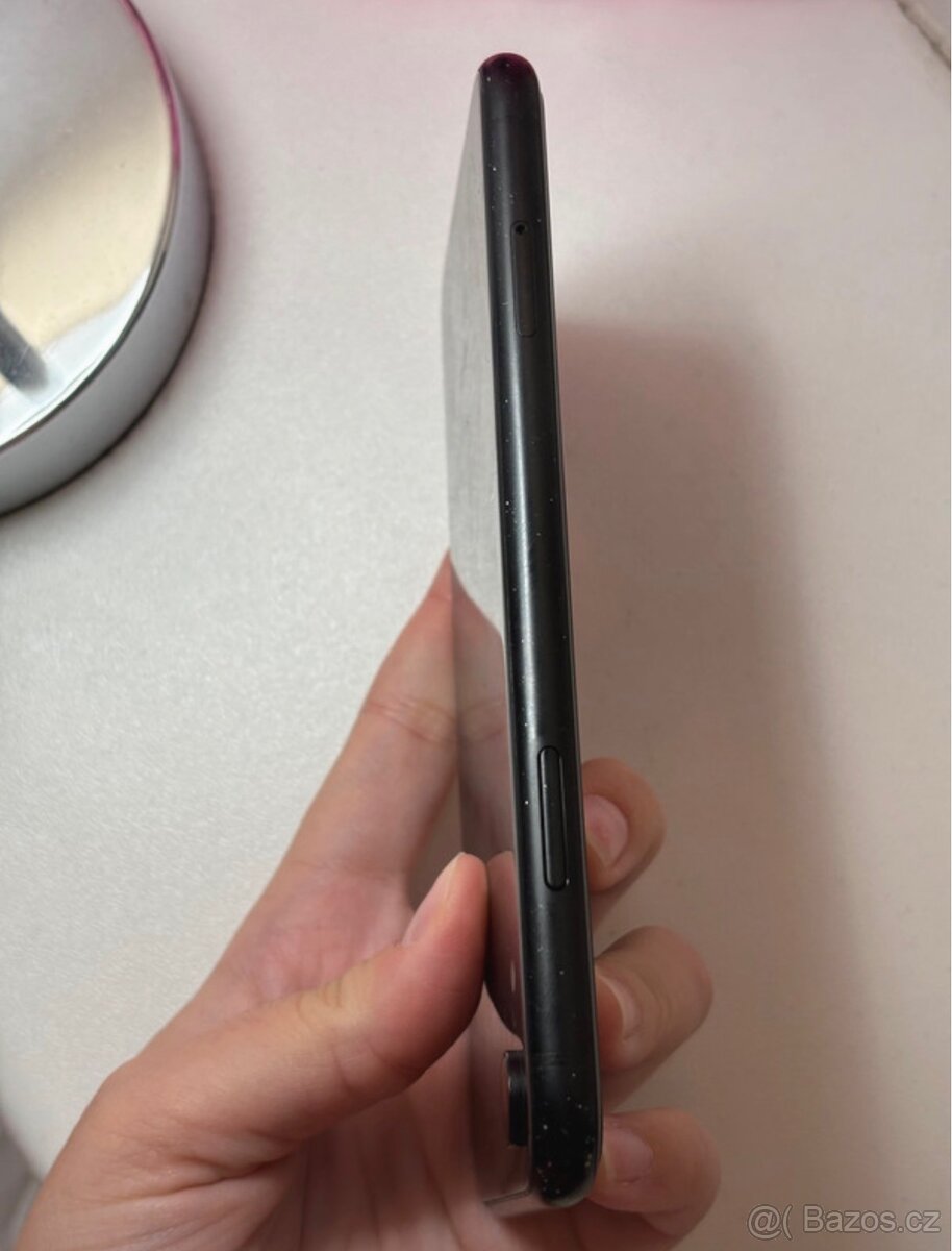 IPhone XR - 100% baterie - 4