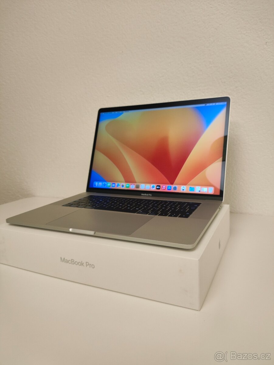 MacBook Pro 15 2017 | i7 • 16GB • 512GB - 4
