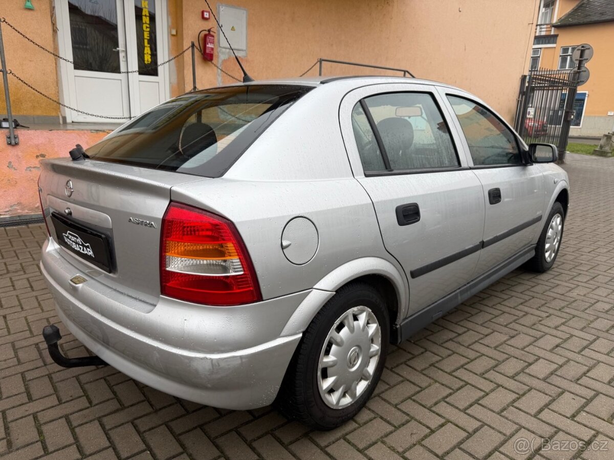 Opel Astra 1.2 - 4