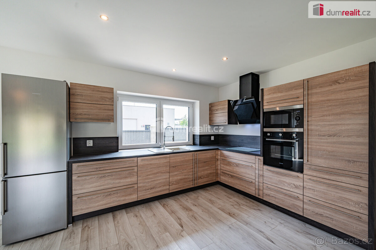 Luxusní novostavba prostorného rodinného domu s garáží, tera - 4