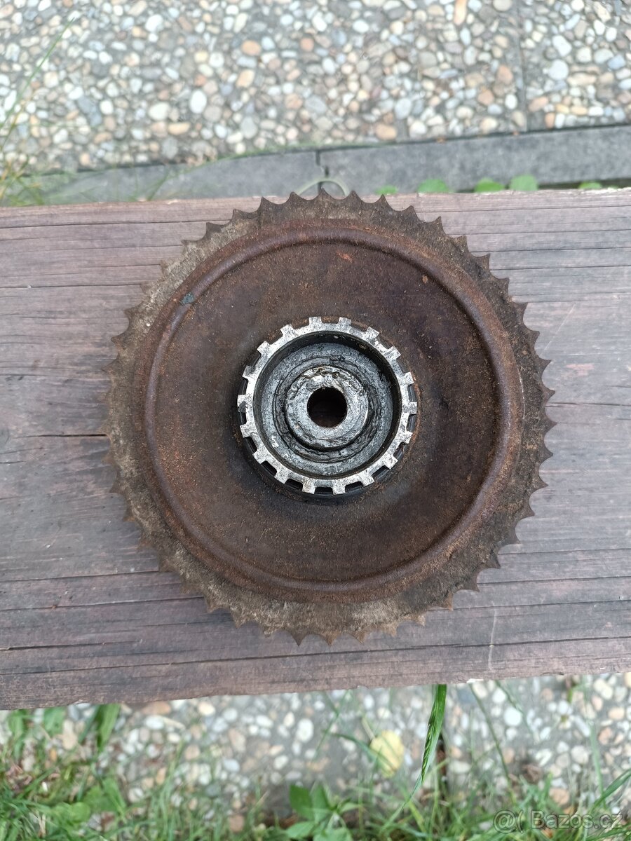 Zadní kolo na Jawu Kývačku 125-175 - 4