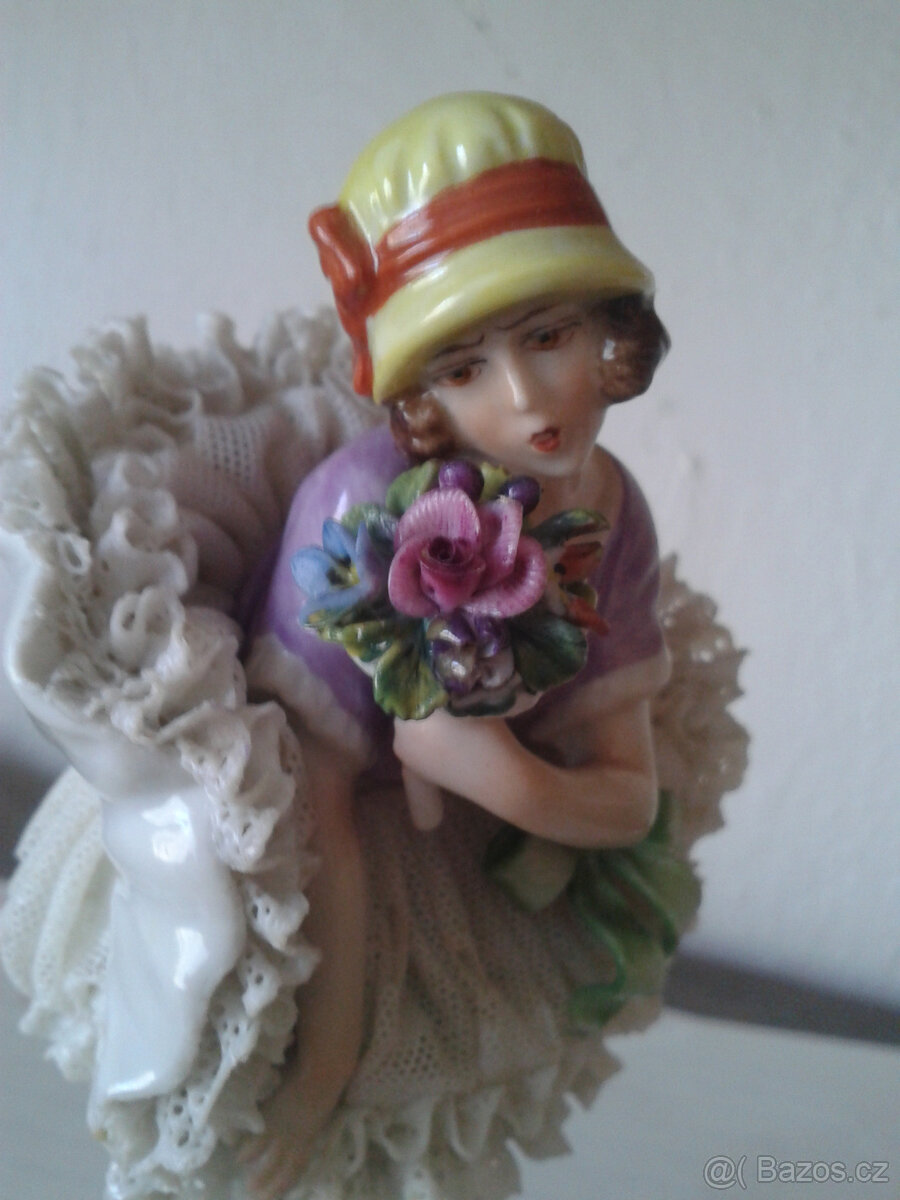 porcelánová soška dívky - 4