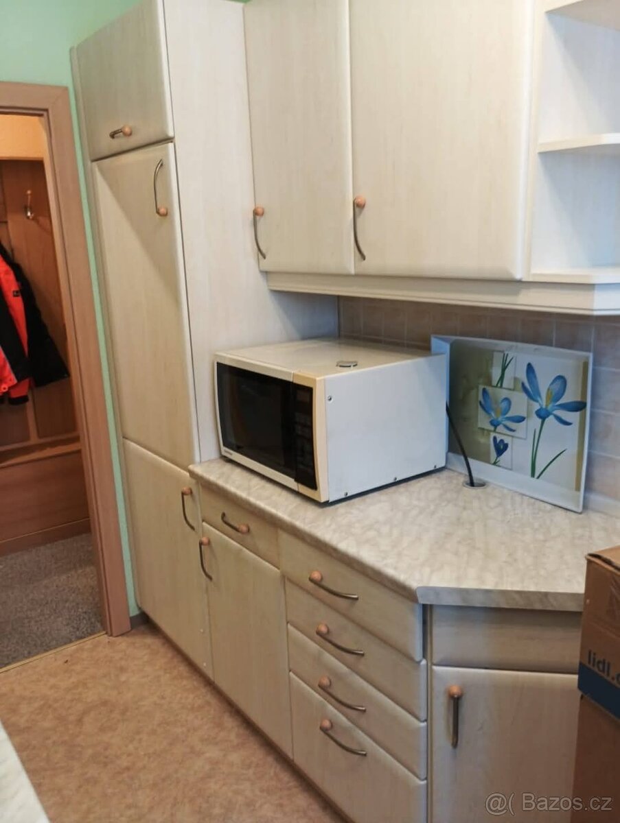 Kuchyňská linka krémová se spotřebiči - 4