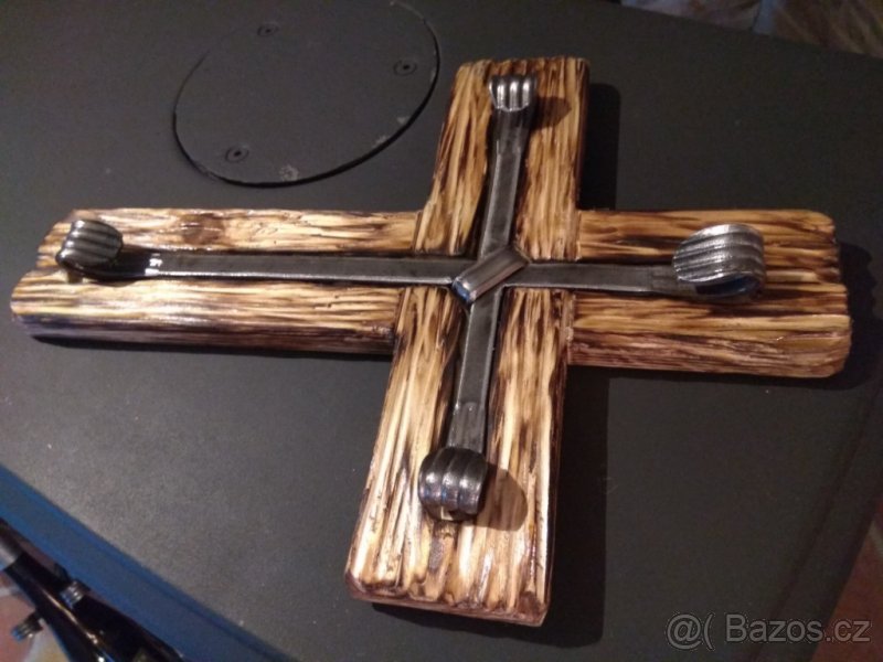 Kovaný kříž ve dřevě - 4