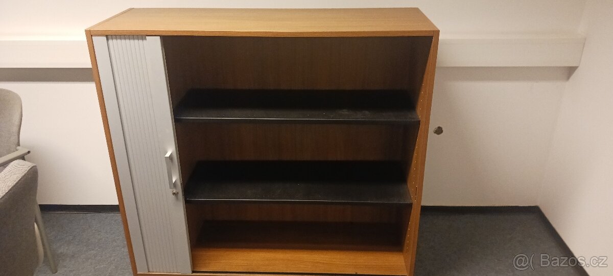 Kancelař: 2 stoly, skříň, regál - 4