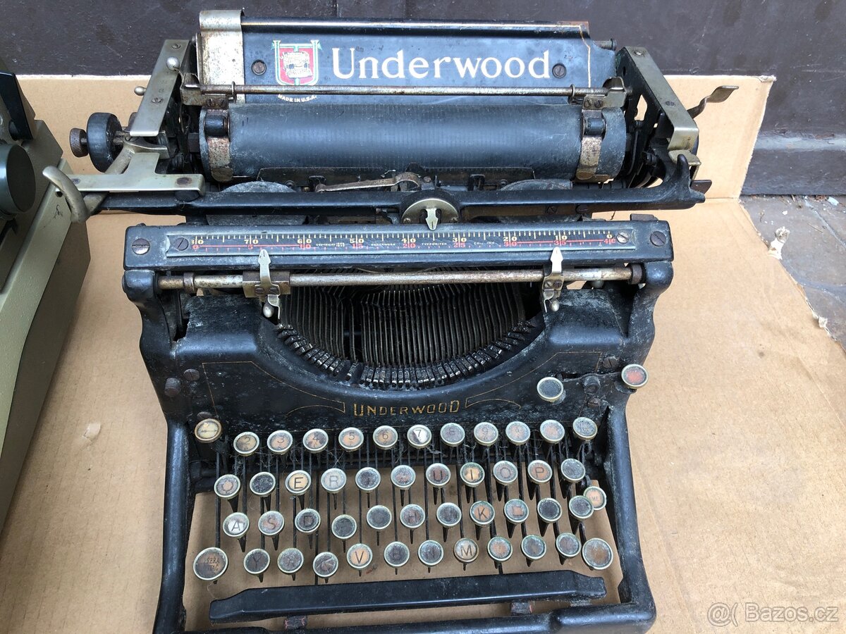 Dva staré psací stroje - 4