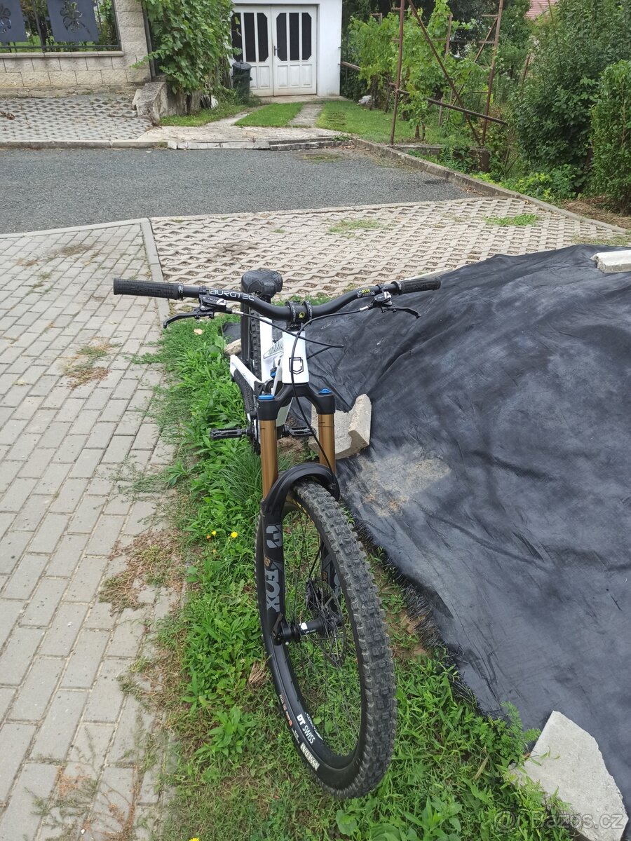 Commencal Clash custom 2025 Top stav - 4