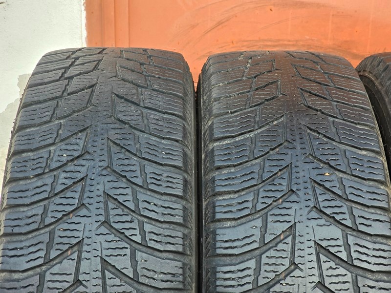 Zimní Nokian 215/65/16C + disky - 4