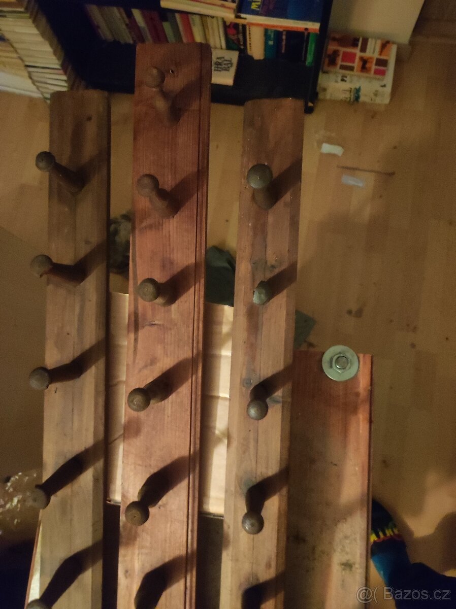 Nástěnné věšáky staré natřené - 4