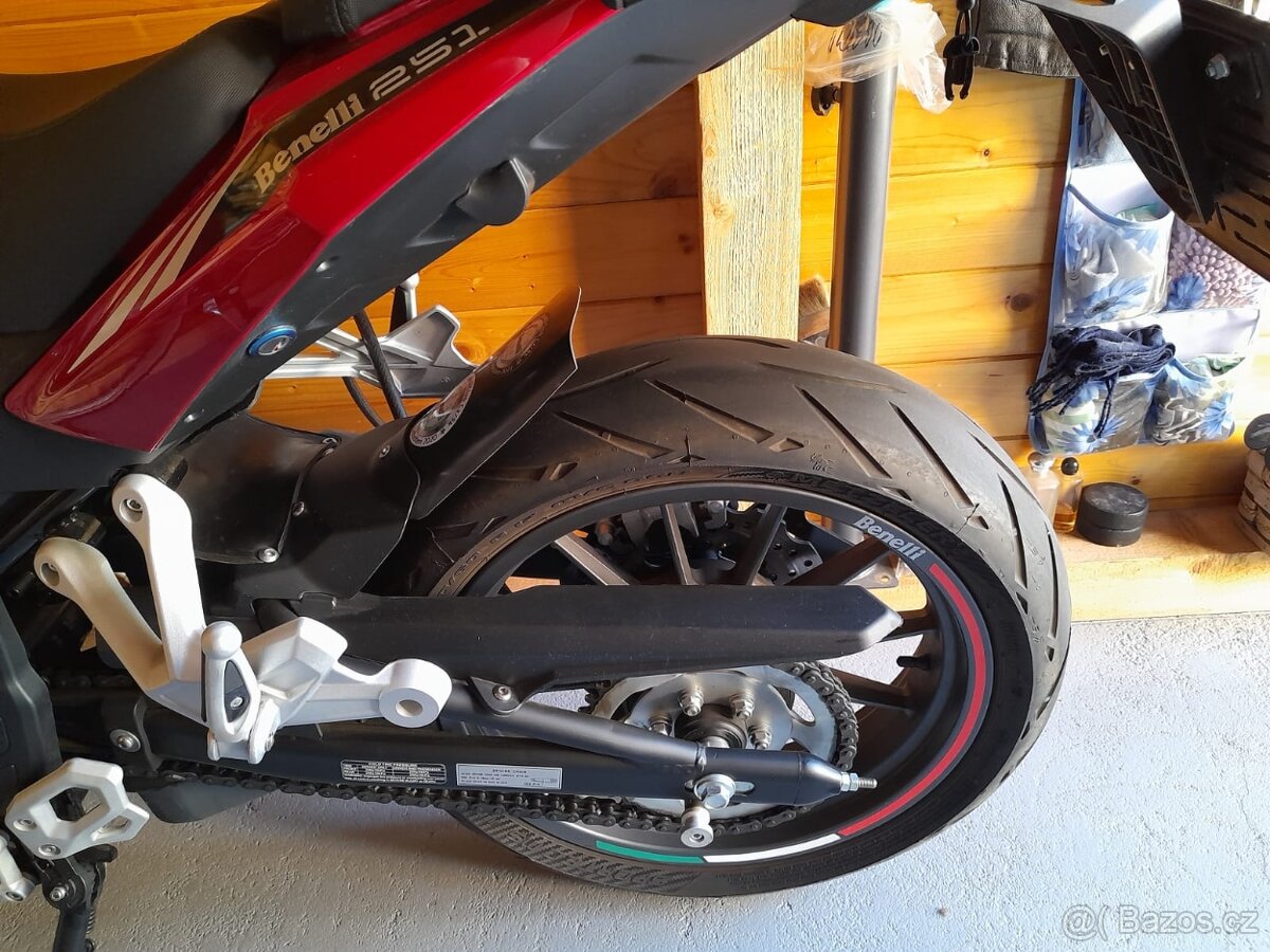 Benelli TRK 251 - cestovní enduro - 4