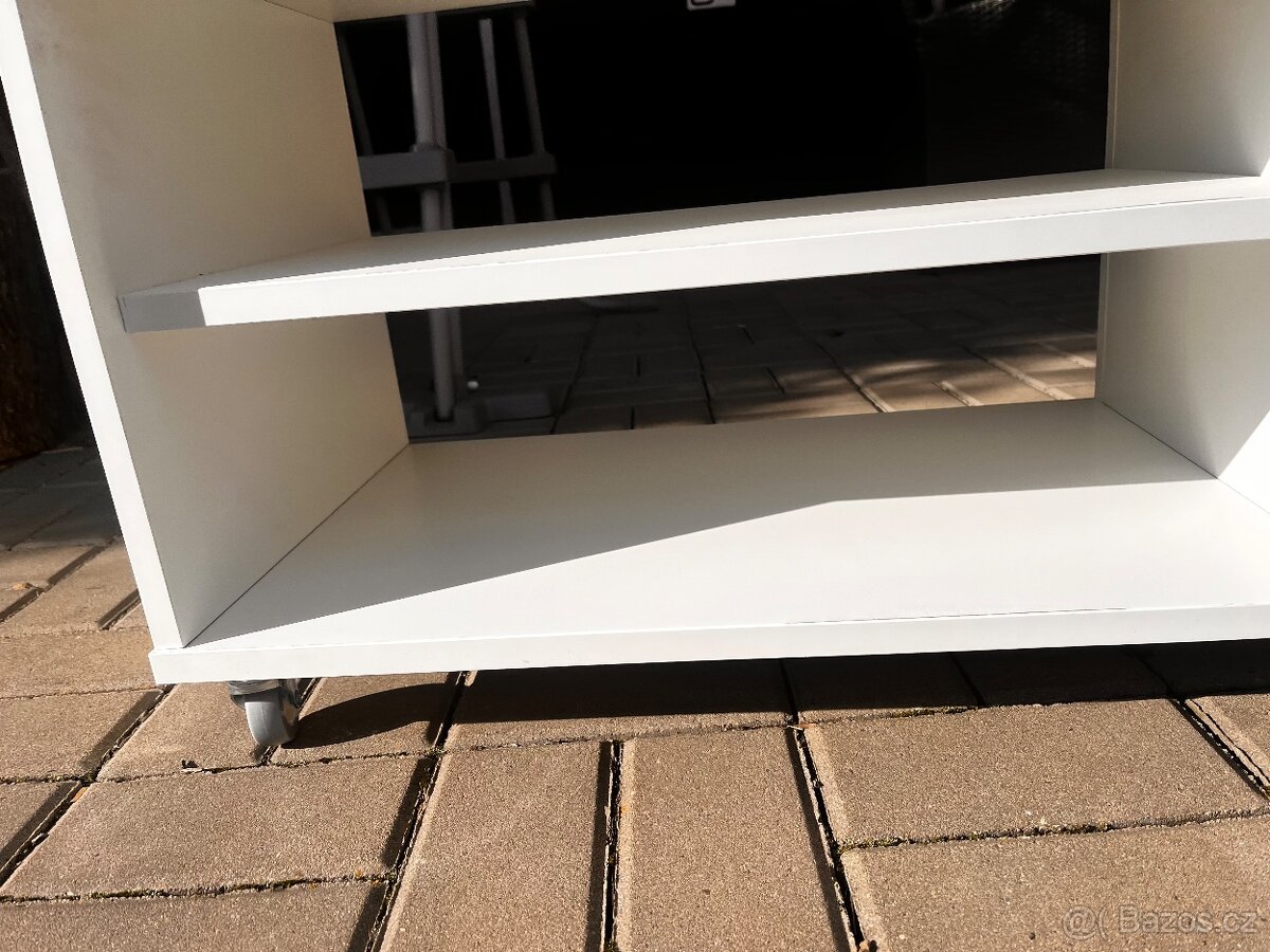 Prodám malý televizní stolek - 4