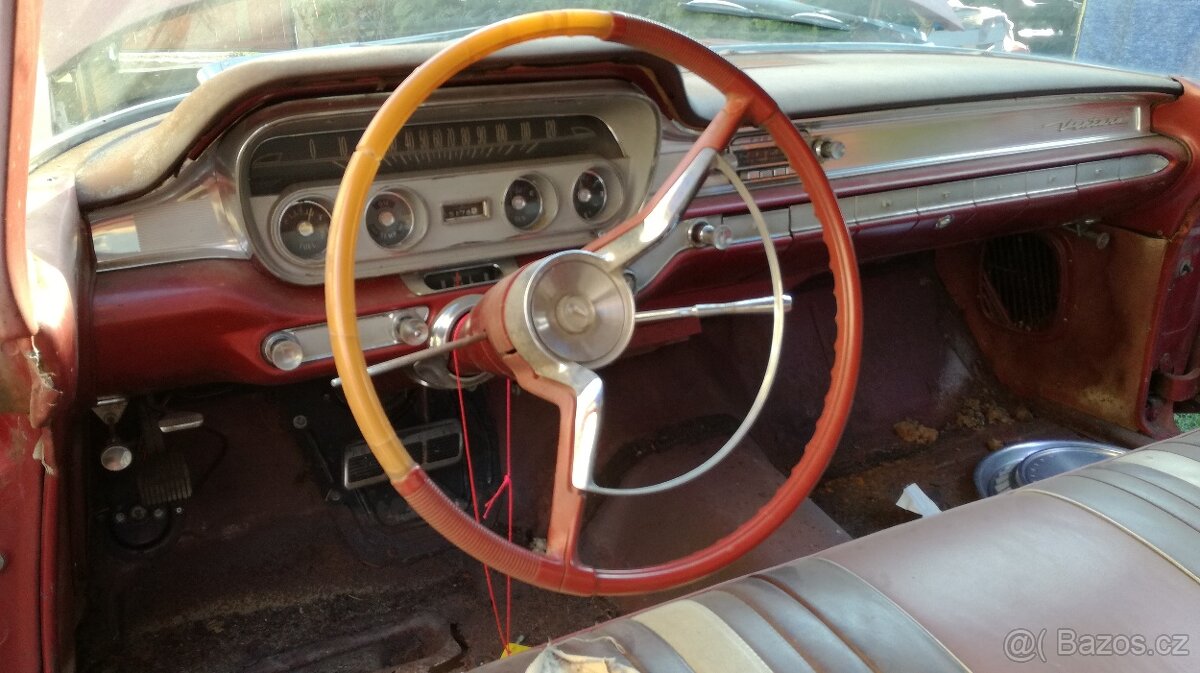 1960 Pontiac Ventura two door hardtop - 4