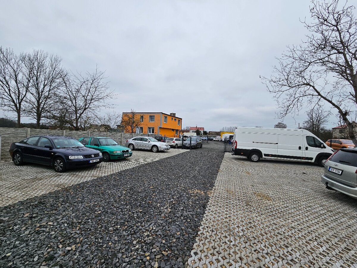Nabízíme na pronájmem pozemek vhodný na autobazar, parkování - 4