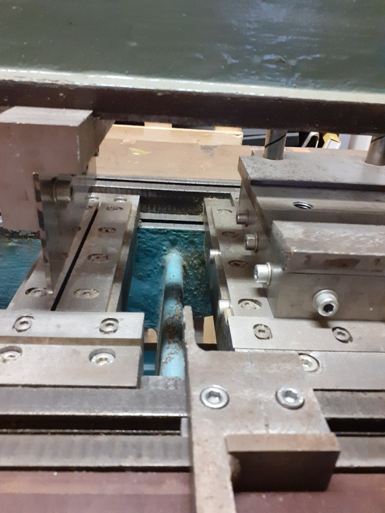 Stroj na výsek rohů a štěrbin - 4