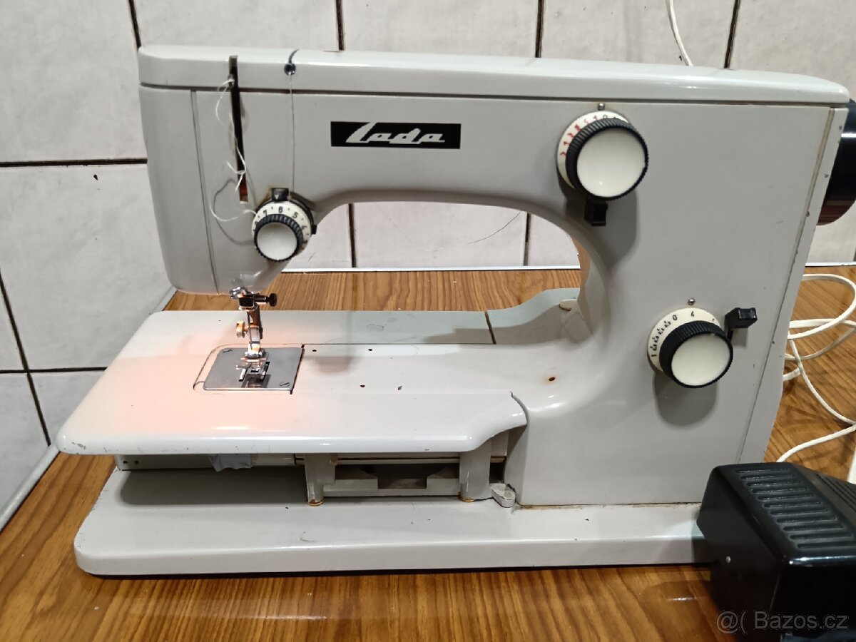Starý šicí stroj lada - 4
