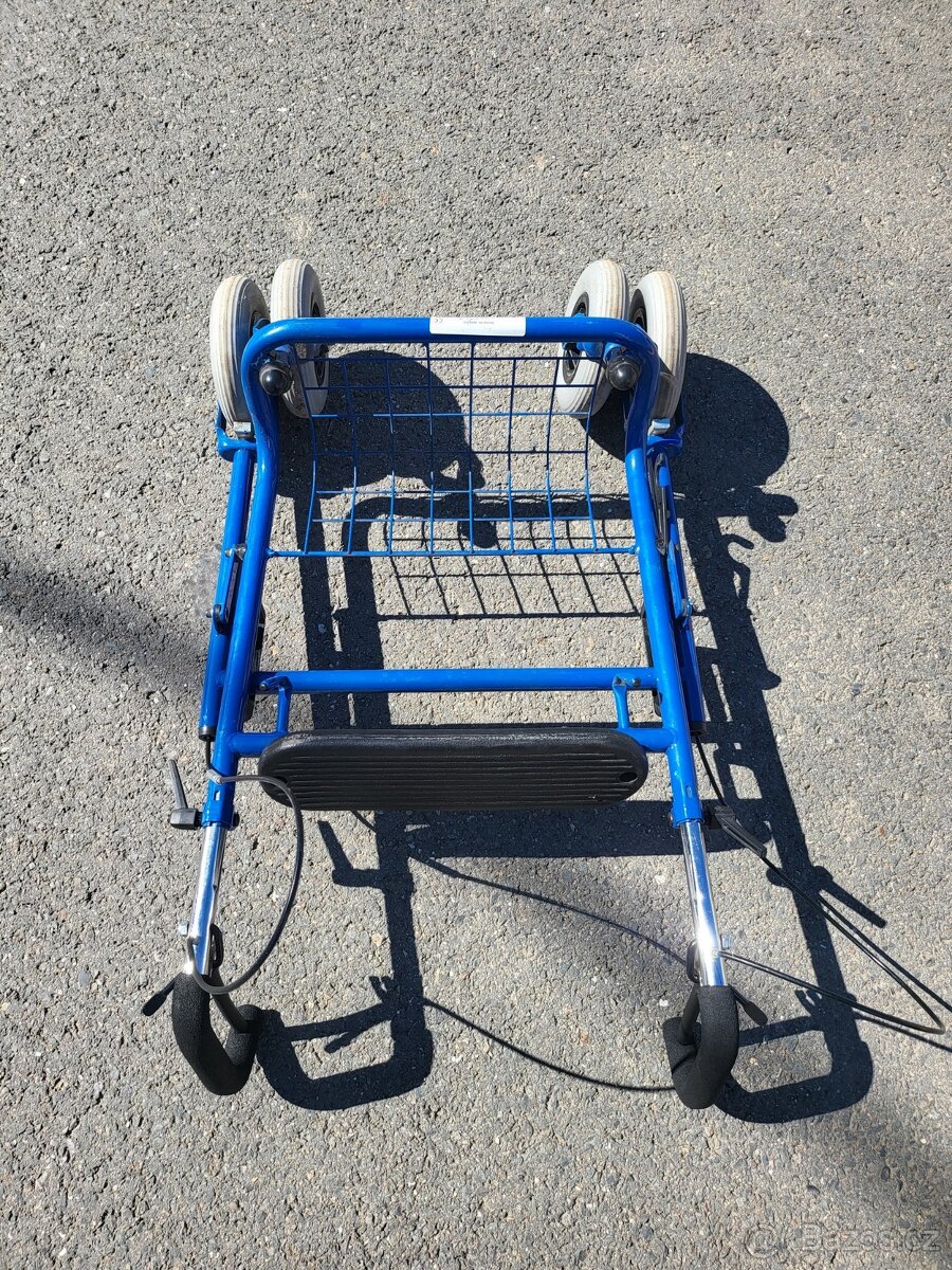 seniorské chodítko - modré, kolové - 4